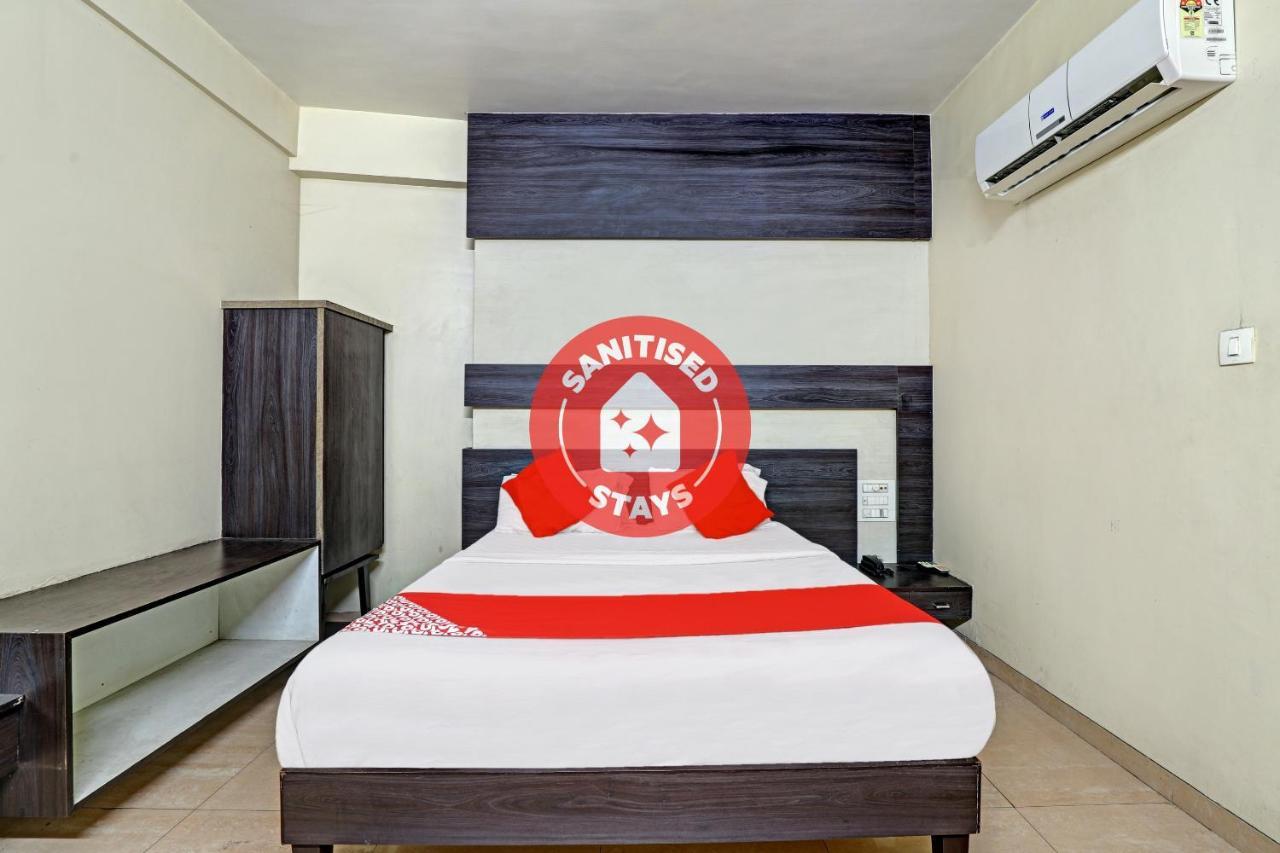 Oyo 82461 Hotel Darshan Banquet And Rooms Surat Bagian luar foto