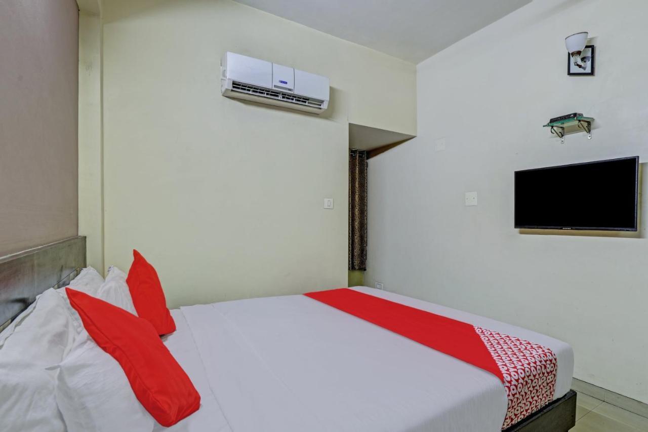 Oyo 82461 Hotel Darshan Banquet And Rooms Surat Bagian luar foto