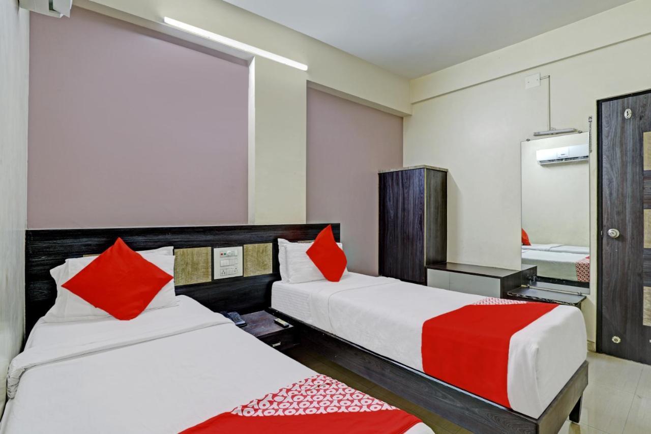 Oyo 82461 Hotel Darshan Banquet And Rooms Surat Bagian luar foto