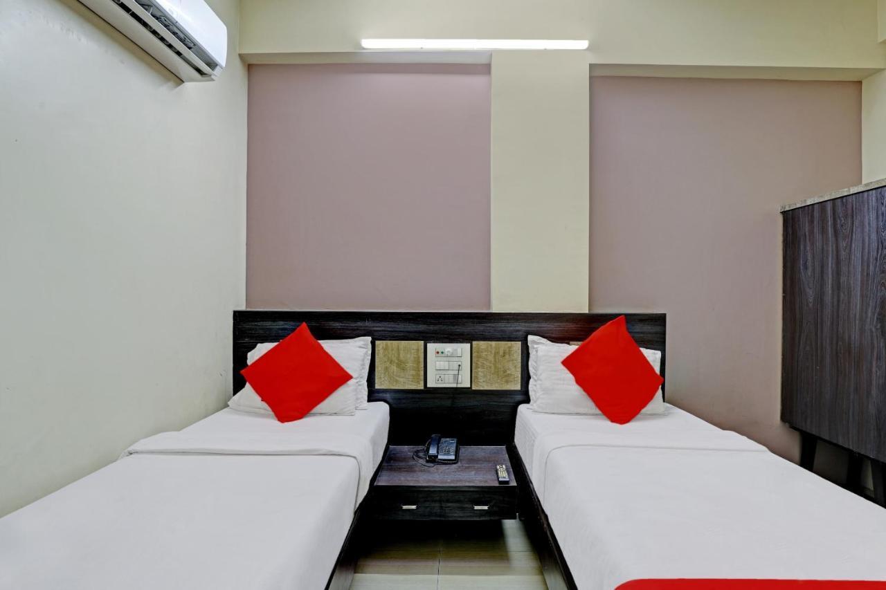 Oyo 82461 Hotel Darshan Banquet And Rooms Surat Bagian luar foto